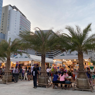 slenteren langs de kraampjes op de Jodd Fairs-markt in Bangkok