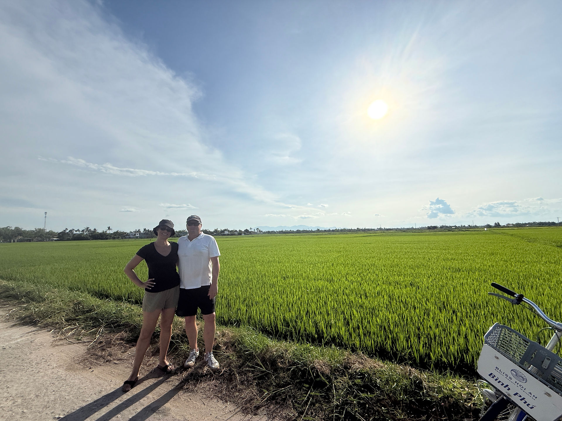 heerlijk fietsen tussen de rijstvelden in Hoi An, Vietnam