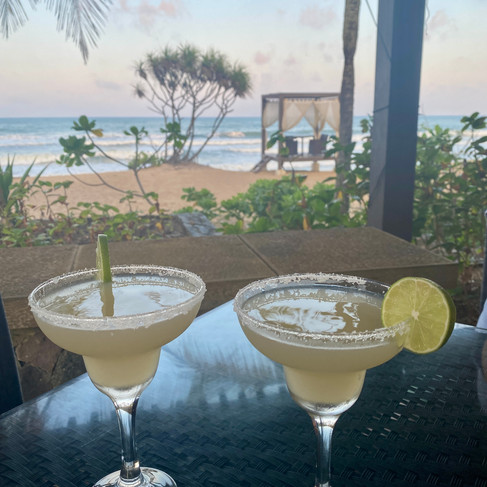 genieten van een cocktail tijdens happy hour in Tanjong Jara resort, Maleisië