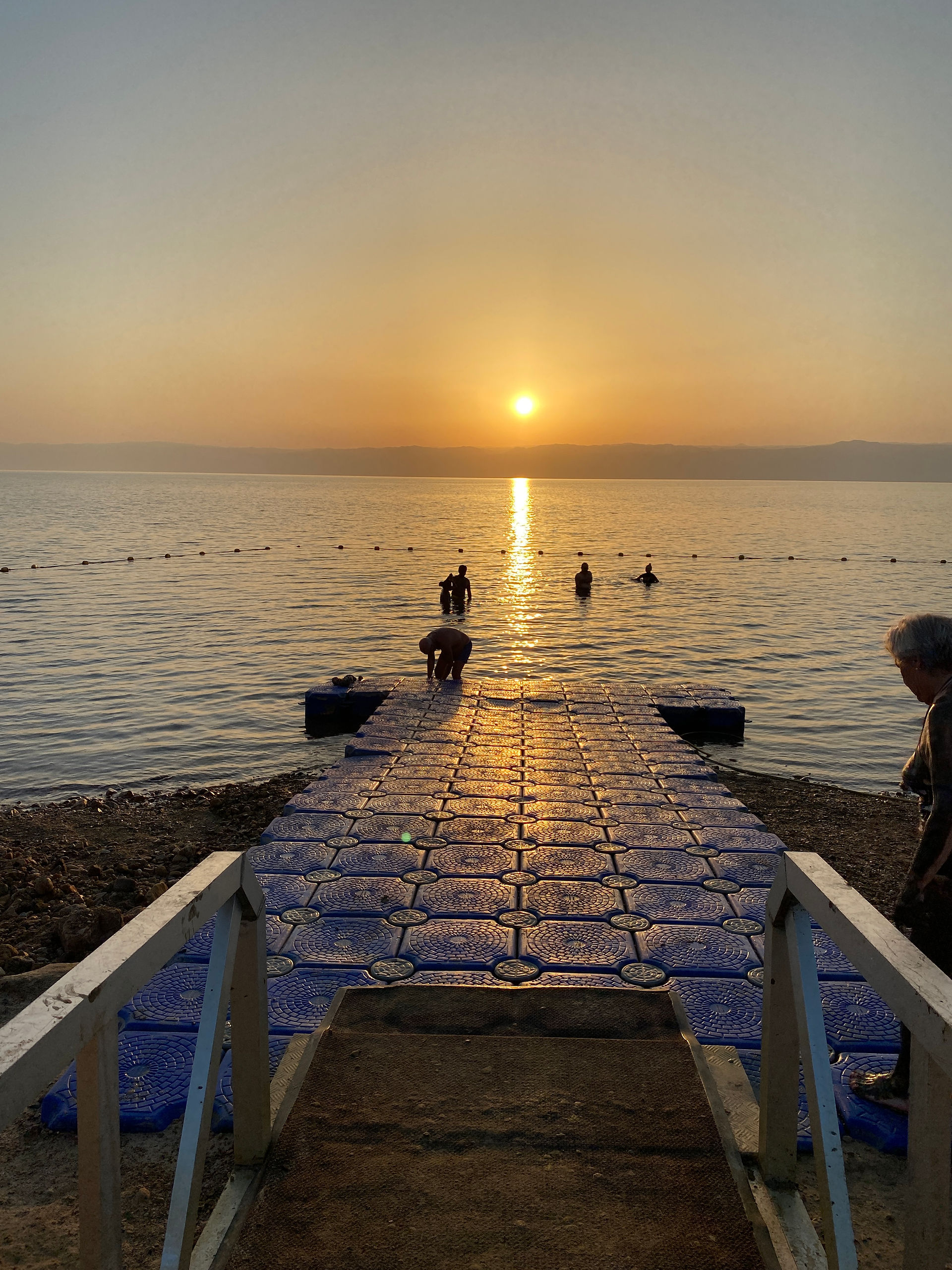 dobberen in de Dode Zee bij zonsondergang in Jordanië