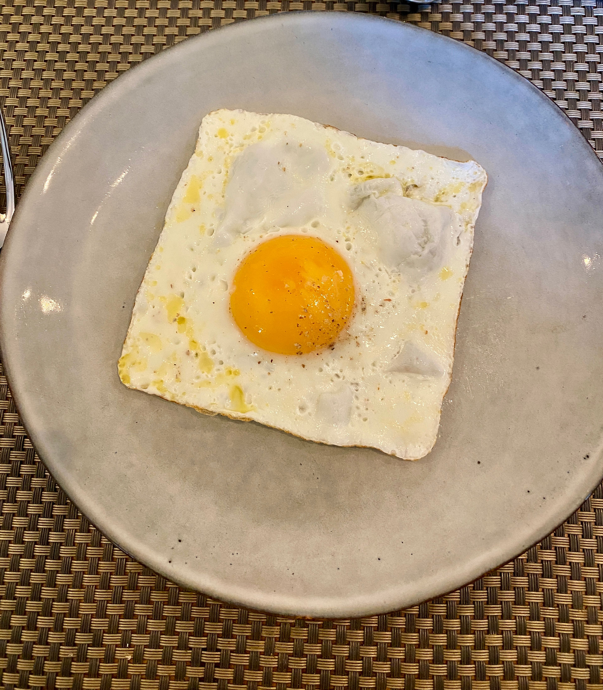 vierkante eitjes aan het ontbijt in Joie de Vivre, Frankrijk