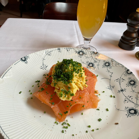 lokale lekkernij, zalm op toast in cafe Gammeltorv met een glas Carlsberg