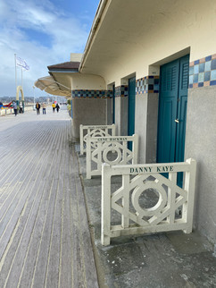 beroemde strandcabines in Deauville met namen van beroemde acteurs en regisseurs