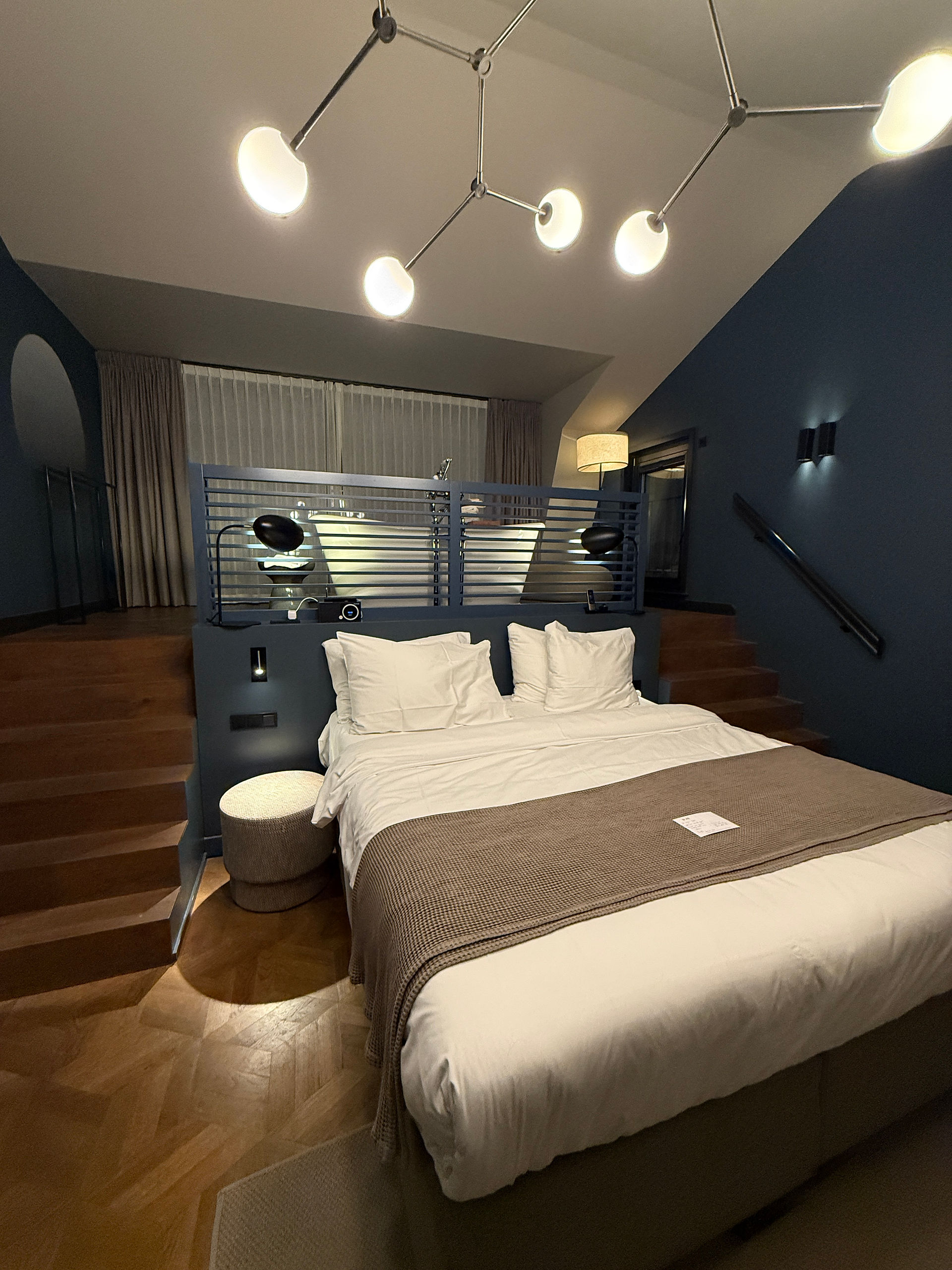 Interieur van de suitekamer in The Nox Hotel in Utrecht