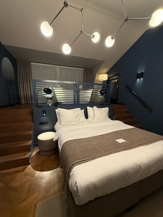 Interieur van de suitekamer in The Nox Hotel in Utrecht