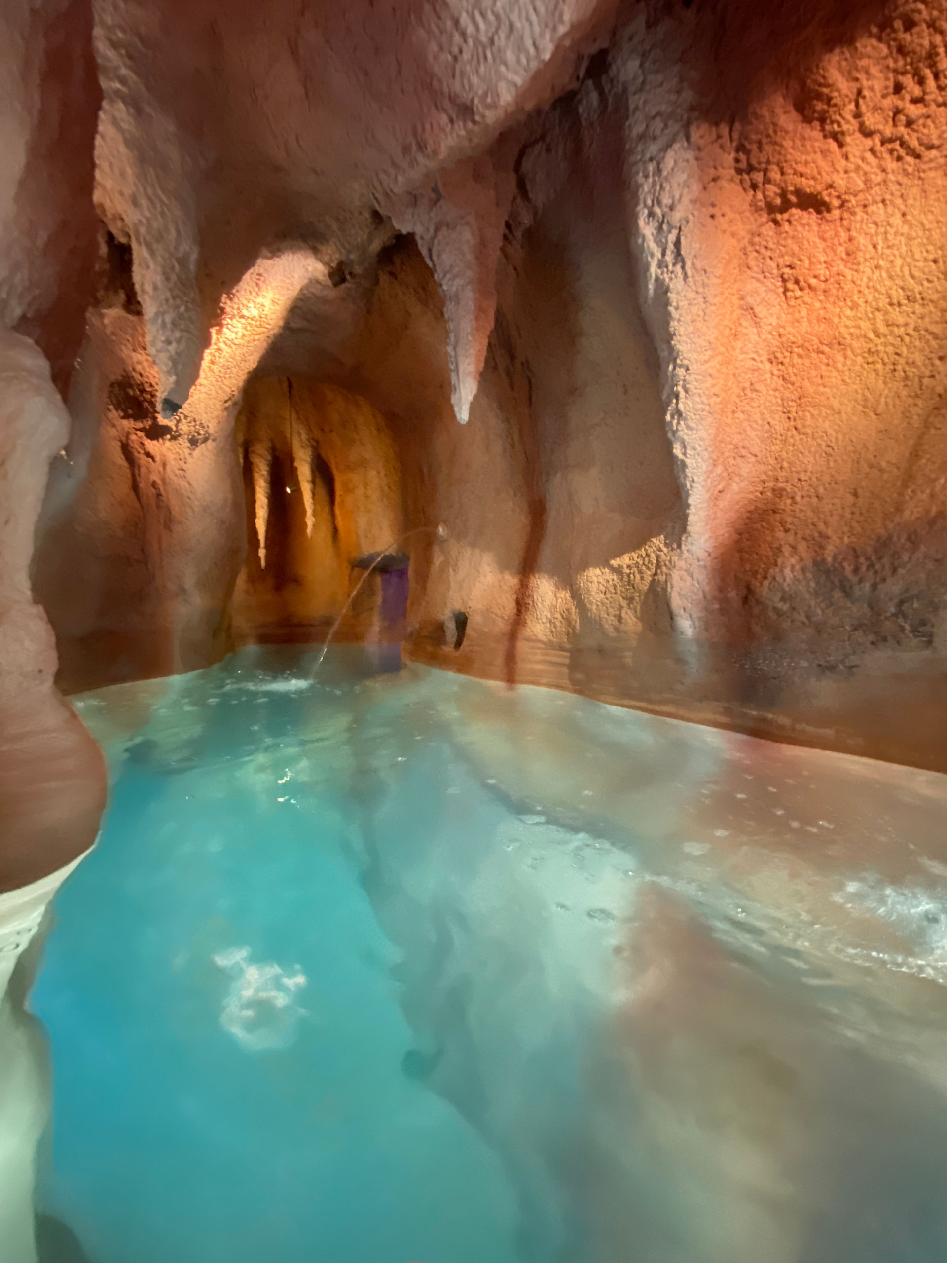 het grotzwembad in de Spa Nuxe van Château d'Urspelt, Luxemburg