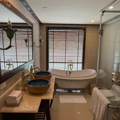 mooie ruime badkamer van onze executive suite van Indochina Sails in Halong Bay Vietnam