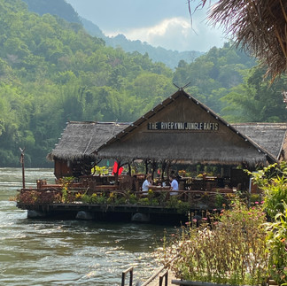 restaurant bij het drijvende hotel Jungle Rafts nabij Kanchanaburi
