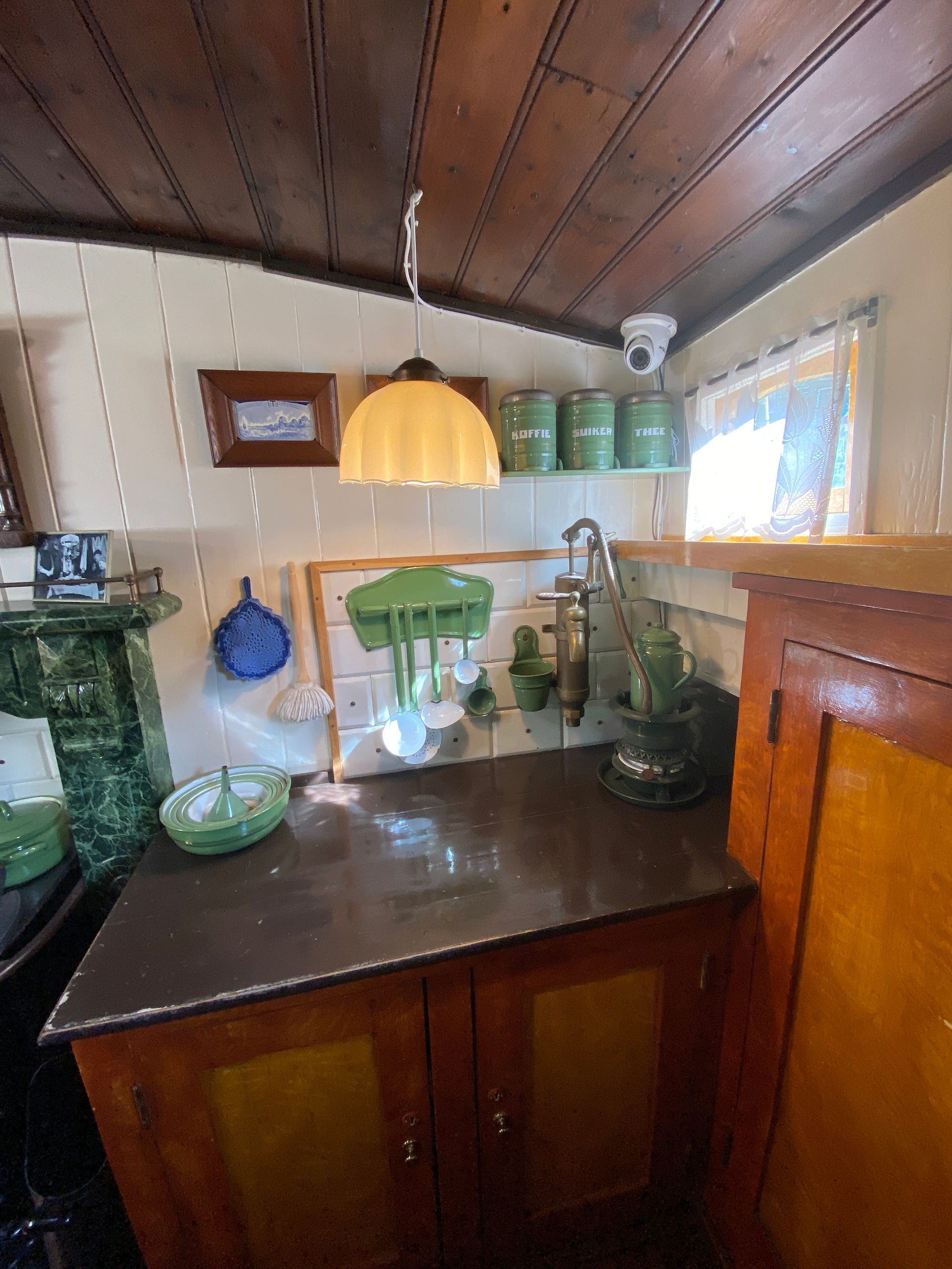 oude keuken in het Woonbootmuseum in Amsterdam