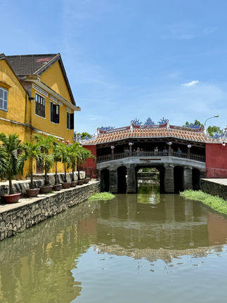 Japanse overdekte brug in het oude stadscentrum van Hoi An, Vietnam