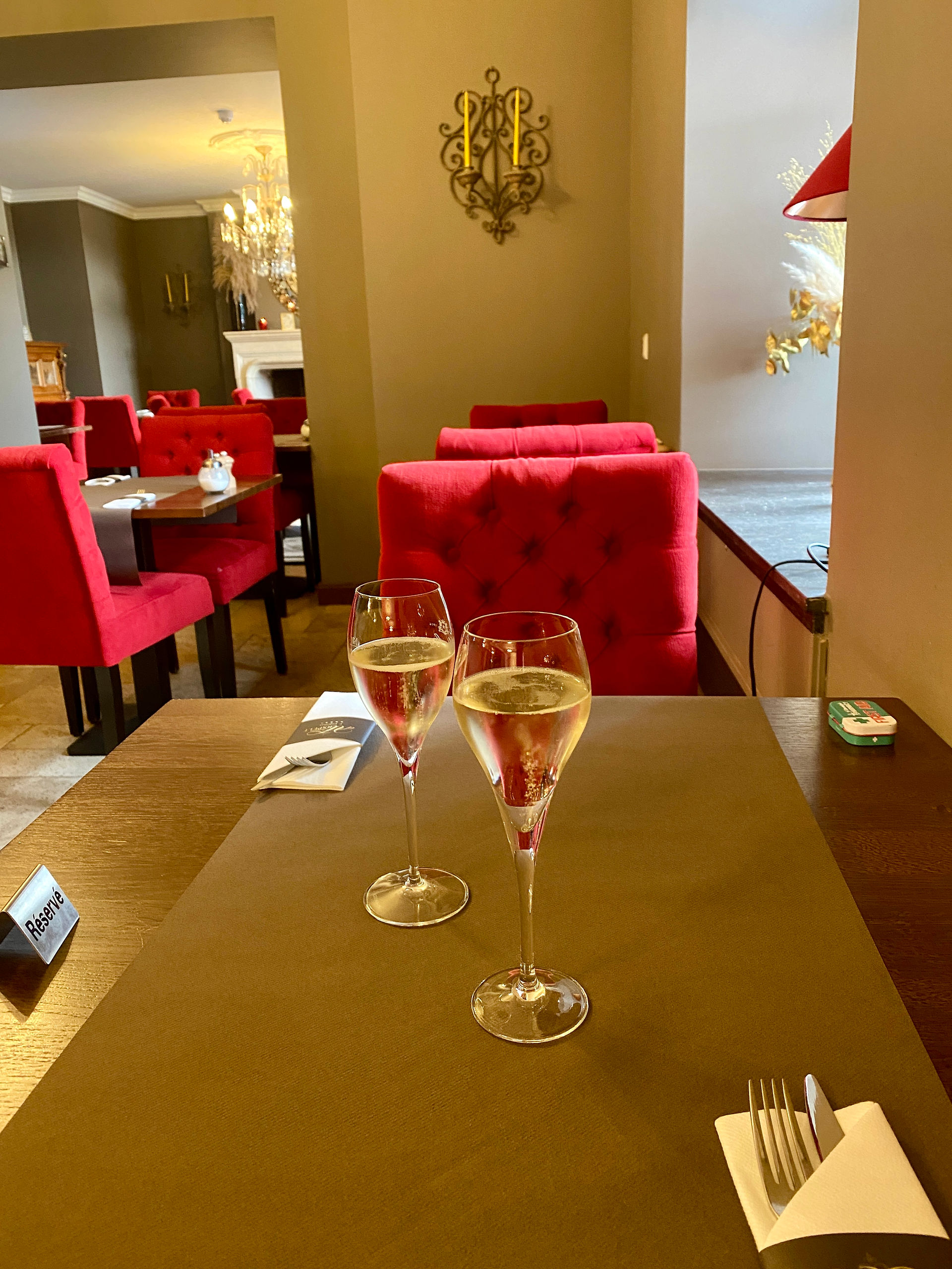 heerlijk de dag starten met een Luxemburgse crémant bij het ontbijt in Château d'Urspelt, Luxemburg