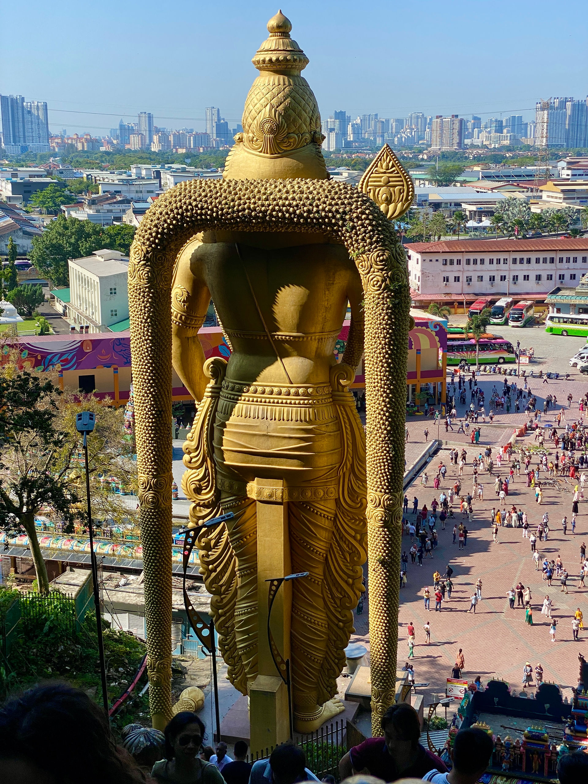 zicht vanop de trappen van de Batu Caves in Kuala Lumpur