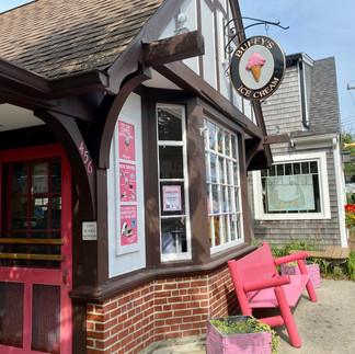 ijsshop in Main Street, Chatham, Cape Cod, USA