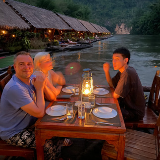 genieten van een diner op het terras van het Jungle Rafts hotel in Kanchanaburi