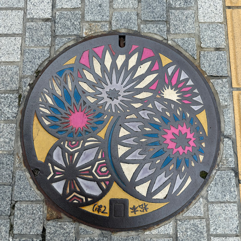 decoratieve deksels in de straten van Matsumoto, Japan