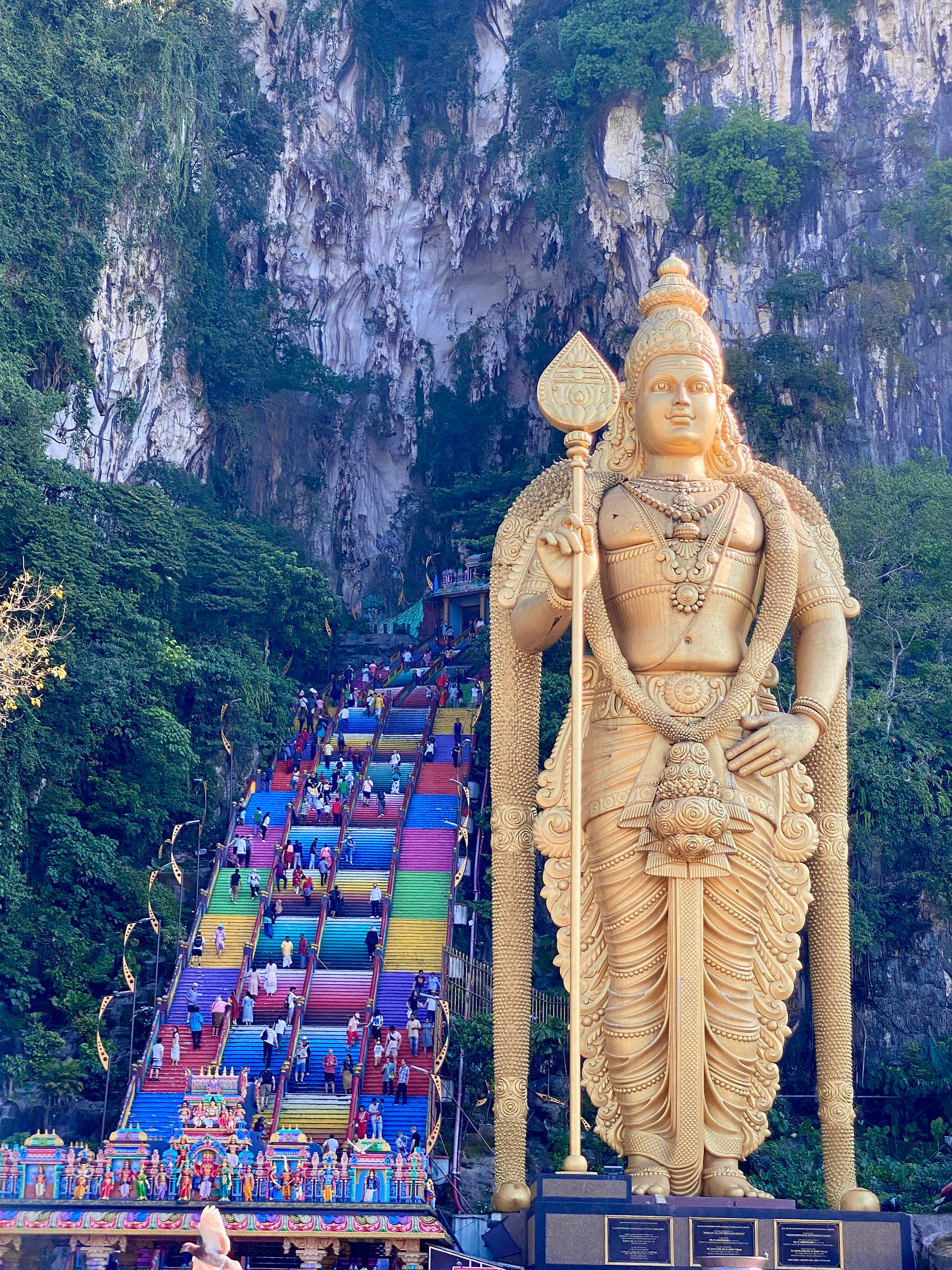 zicht op de 272 kleurrijke trappen van de bekende Batu Caves in Kuala Lumpur
