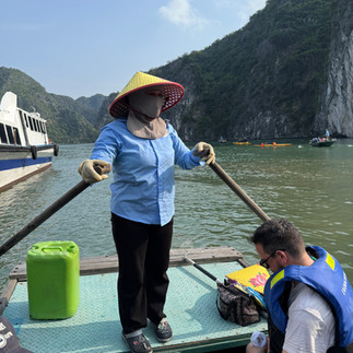 met de sampan naar de Dark and Light cave in Halong Bay Vietnam