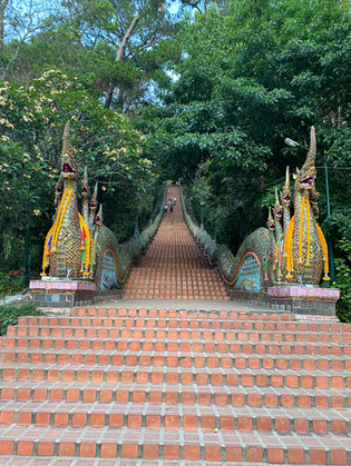 ingang van de prachtige Doi Suthep-tempel in Noord-Thailand