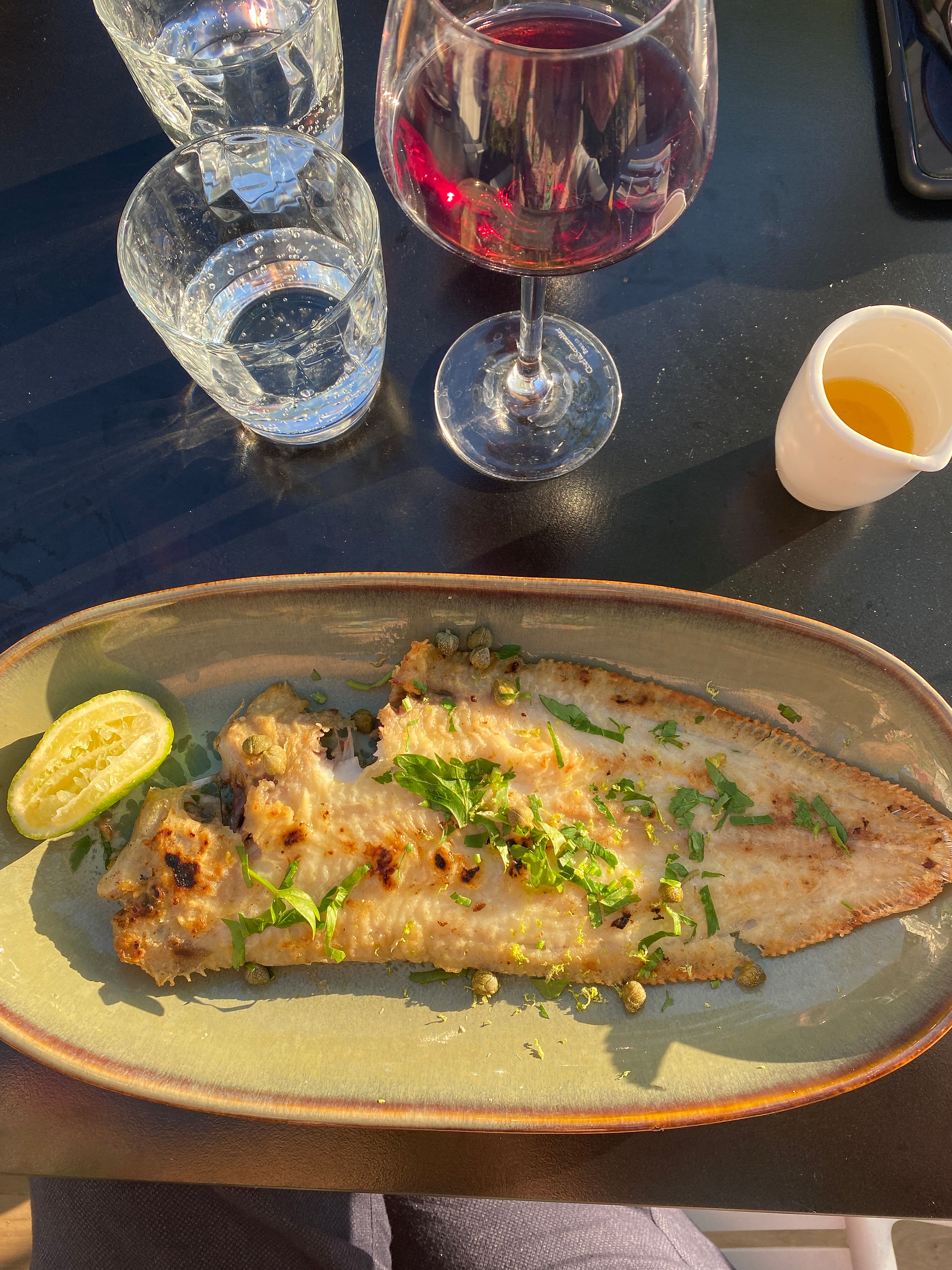 lekker dineren op het terras van restaurant Le Belvedère in Mesnil Saint Pere, Frankrijk