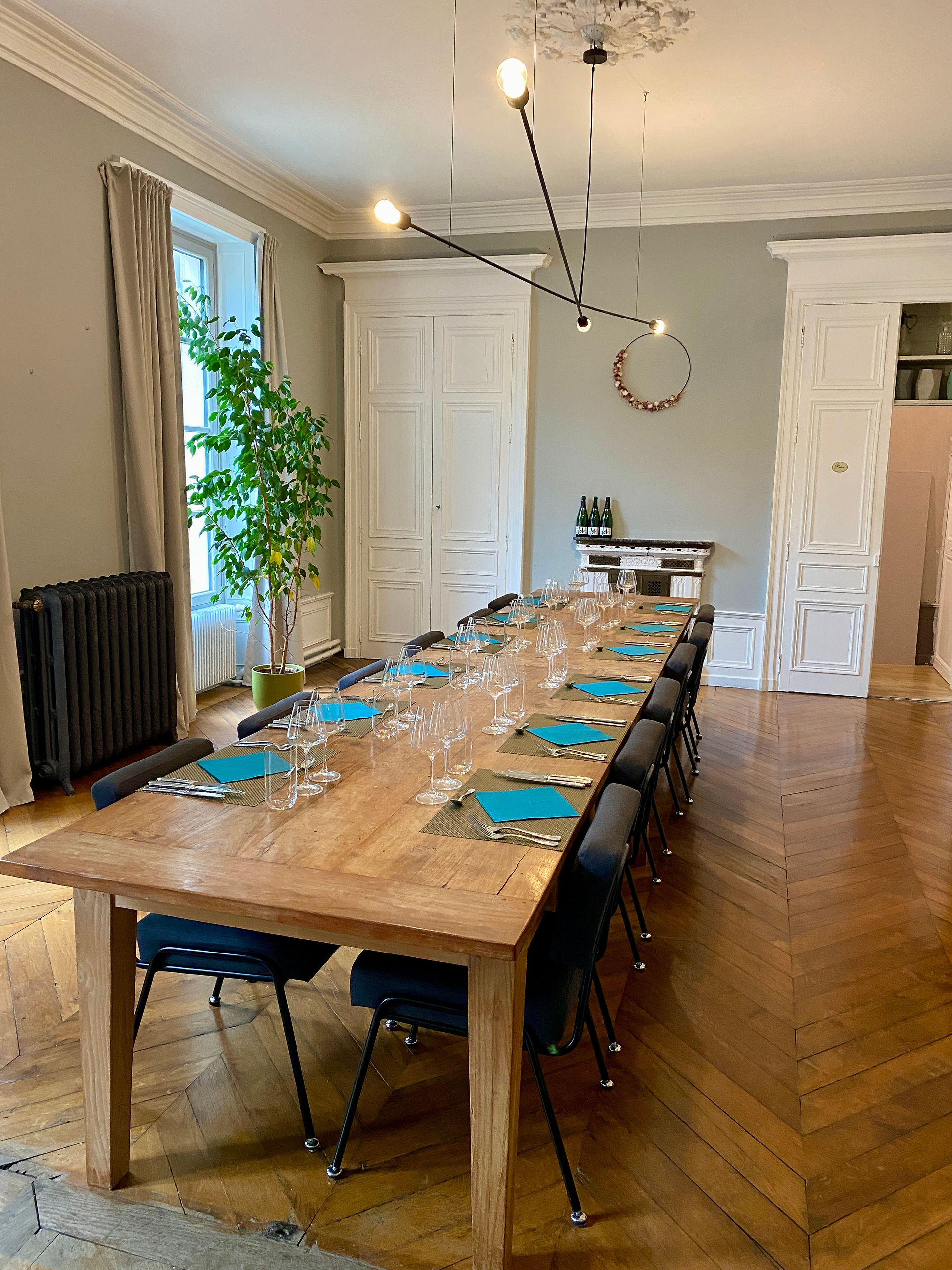large dining table to eat together with alle guests at Joie de Vivre, France