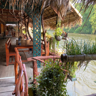 terrassen op het drijvende hotel Jungle Rafts in Thailand