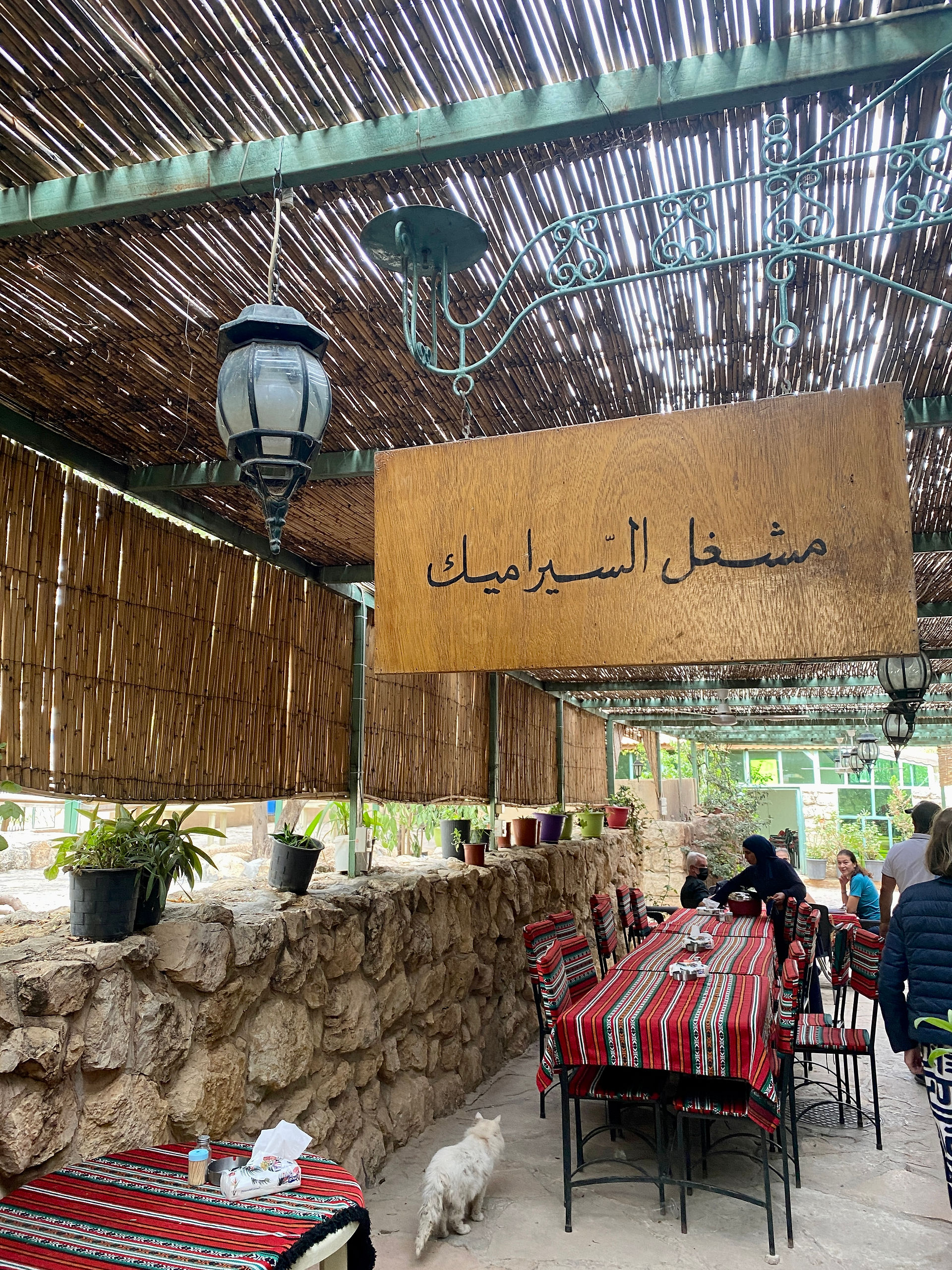 lokaal restaurant in the womens cooperative in Iraq el amir, Jordanië