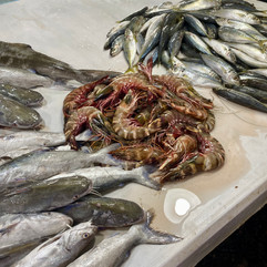 verse vis op de locale markt van Dungun, Maleisië