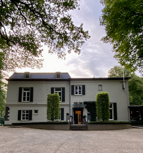 Why should you book a stay at Hotel De Wolfsberg in Groesbeek?