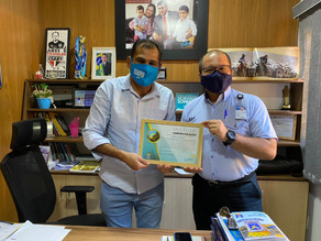 Vereador Betinho entrega moção a colaborador de empresa aérea