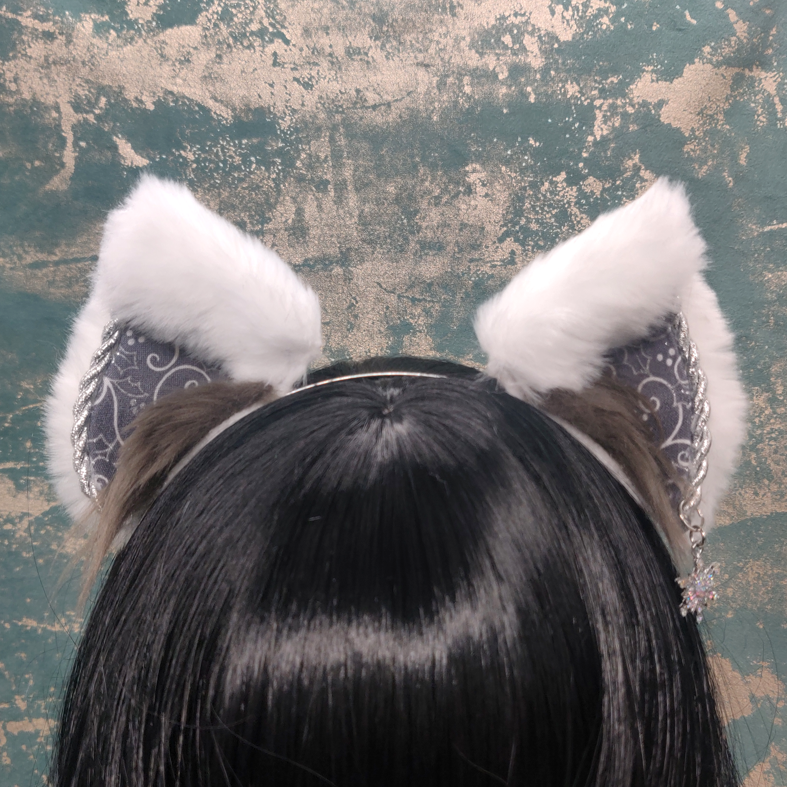 White Snowflake with Silver Ivy Swirl Scream Kiwi Boops