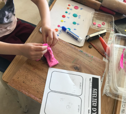 On explore l'atelier de l'histoire avec nos élèves en immersion!