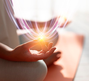 vista-lateral-adulto-meditando-luz.jpg