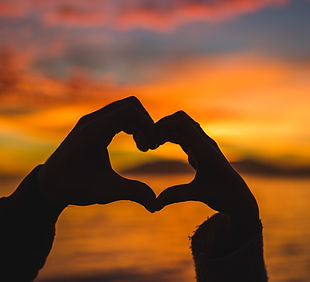 pareja-haciendo-corazon-manos-orilla-mar.jpg