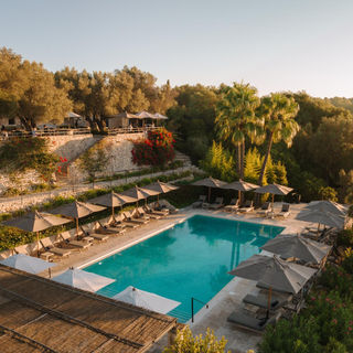 Escapadas rurales con piscina y menú que dan más paz que un retiro espiritual