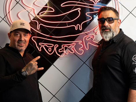 "Queremos jugosidad, chorreo y exceso". Entrevista a Andrés Muñoz y Toño Mora, Momu Facker