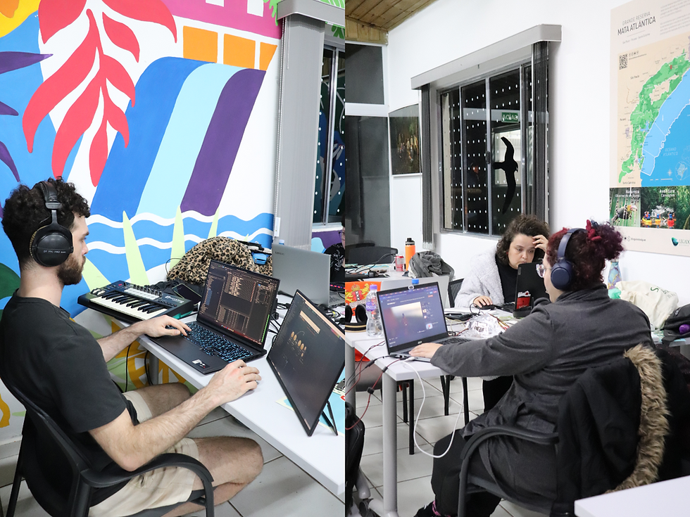 À esquerda o mentor Thommaz Kauffmann trabalha com seu sistema MIDI. À direita, a mentora Zago Iris e a designer de narrativa Estela Rosa trabalham como time.