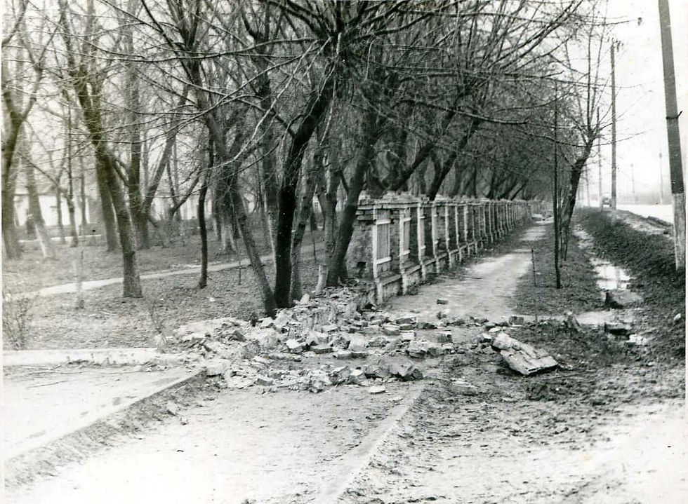 Квітень 1977 року