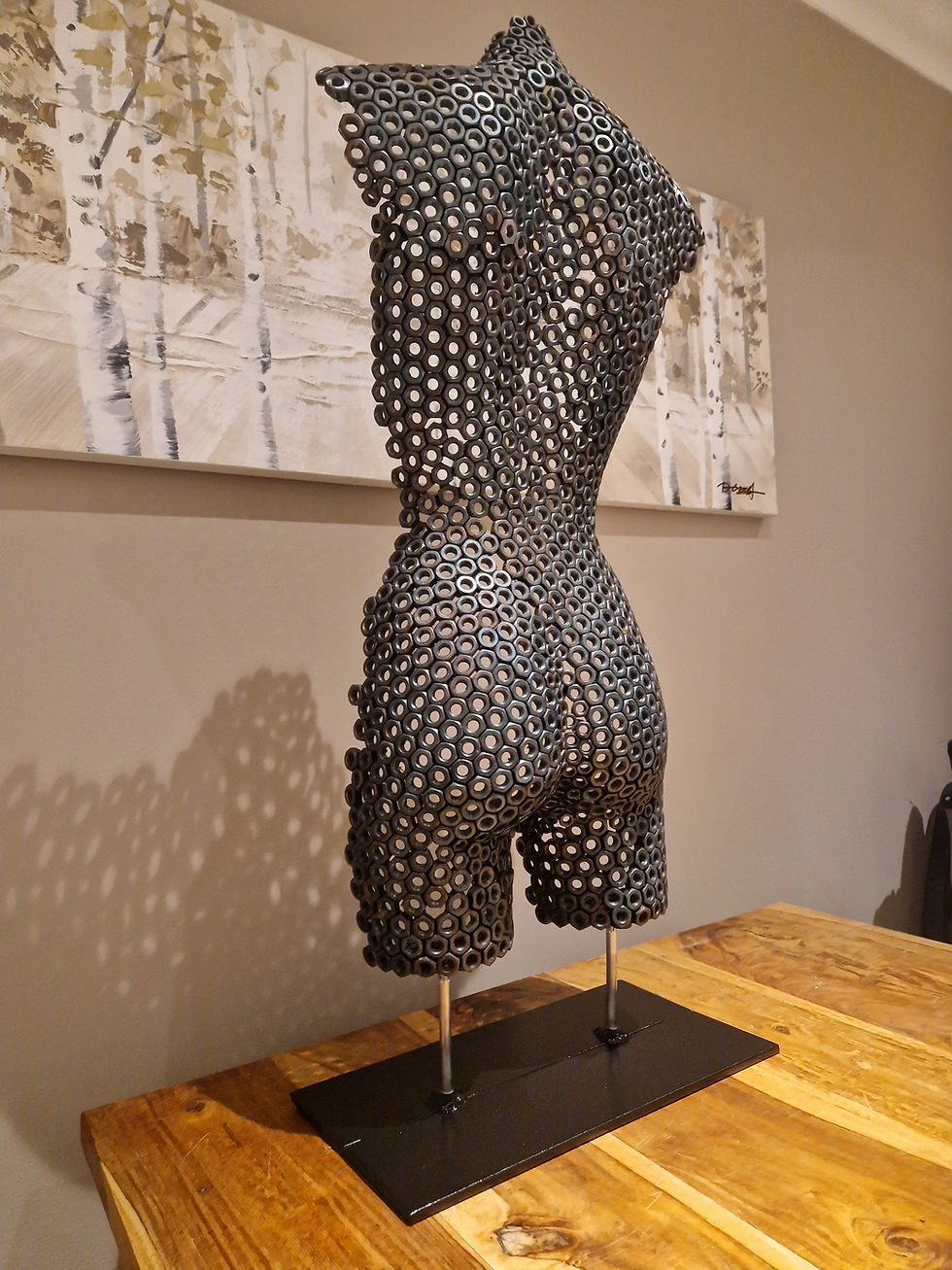 Thumbnail: Female body made of nuts