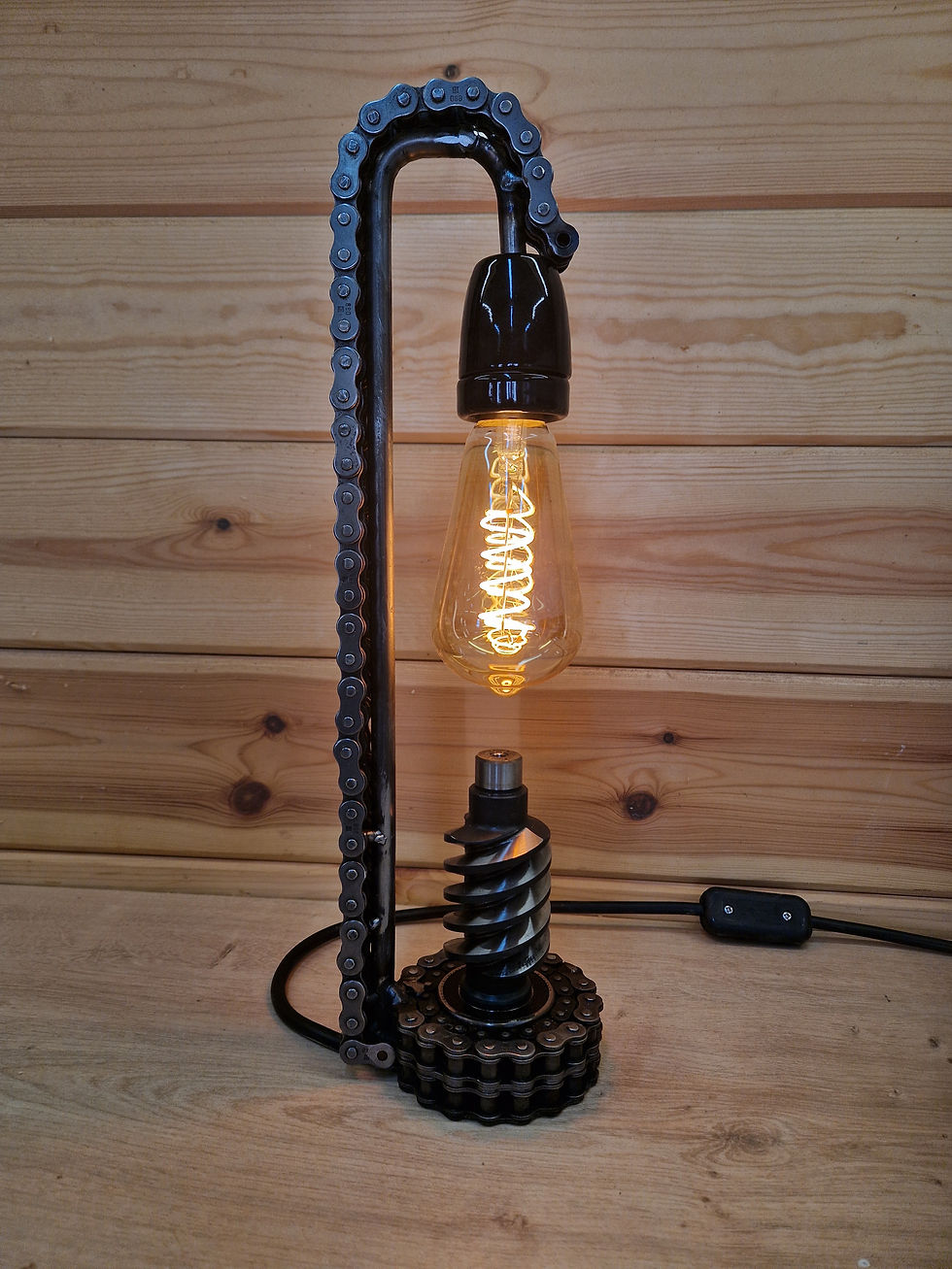 Thumbnail: Spiral gear and chain lamp