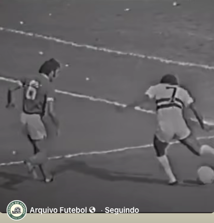 Dois jogadores de futebol em preto e branco, um driblando a bola em campo; marca d’água Arquivo Futebol no canto. Marcos Antônio da Silva é o camisa sete do São Paulo, prestes a cruzar.