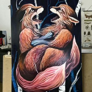 Peinture expressive de deux renards enlacés aux fourrures rouge et crème, sur un fond sombre et mystérieux avec des troncs d'arbres blancs. Œuvre aux traits fluides et dynamiques, évoquant une ambiance onirique et sauvage, technique à l'huile ou acrylique.