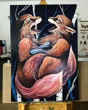 Peinture expressive de deux renards enlacés aux fourrures rouge et crème, sur un fond sombre et mystérieux avec des troncs d'arbres blancs. Œuvre aux traits fluides et dynamiques, évoquant une ambiance onirique et sauvage, technique à l'huile ou acrylique.