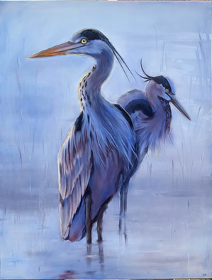 "Peinture réaliste de deux hérons gris-bleutés dans un environnement aquatique, mettant en valeur leurs longs cous et becs pointus. Fond vaporeux évoquant un marécage, ambiance sereine et contemplative, technique à l'huile ou acrylique."