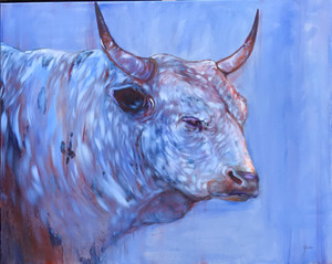 "Portrait réaliste d'un taureau de profil, aux tons blancs bleutés et cornes terreuses, sur un fond bleu dégradé. Œuvre expressive mettant en valeur la noblesse et la force de l'animal, avec des textures travaillées et une ambiance sereine."