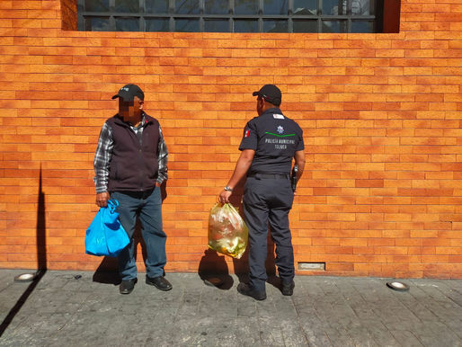 Remiten a 141 personas ante el juez cívico por tirar basura en la vía pública