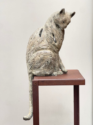 Fauve a sa Toilette, by Isabelle Carabantes, textured sculpture of a cat bathing itself