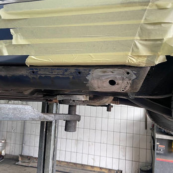 Einsetzten und Verschweißen eines durch uns selbst gefertigtem Reparaturbleches in den Schweller. Man sieht den Schweller mit dem eingesetzter Reparaturblech