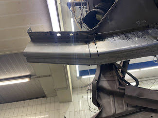 Reparaturblech von PKW Rahmen beim Einschweißen an den PKW