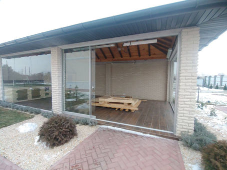 Січень у розпалі, а ми засклюємо альтанки