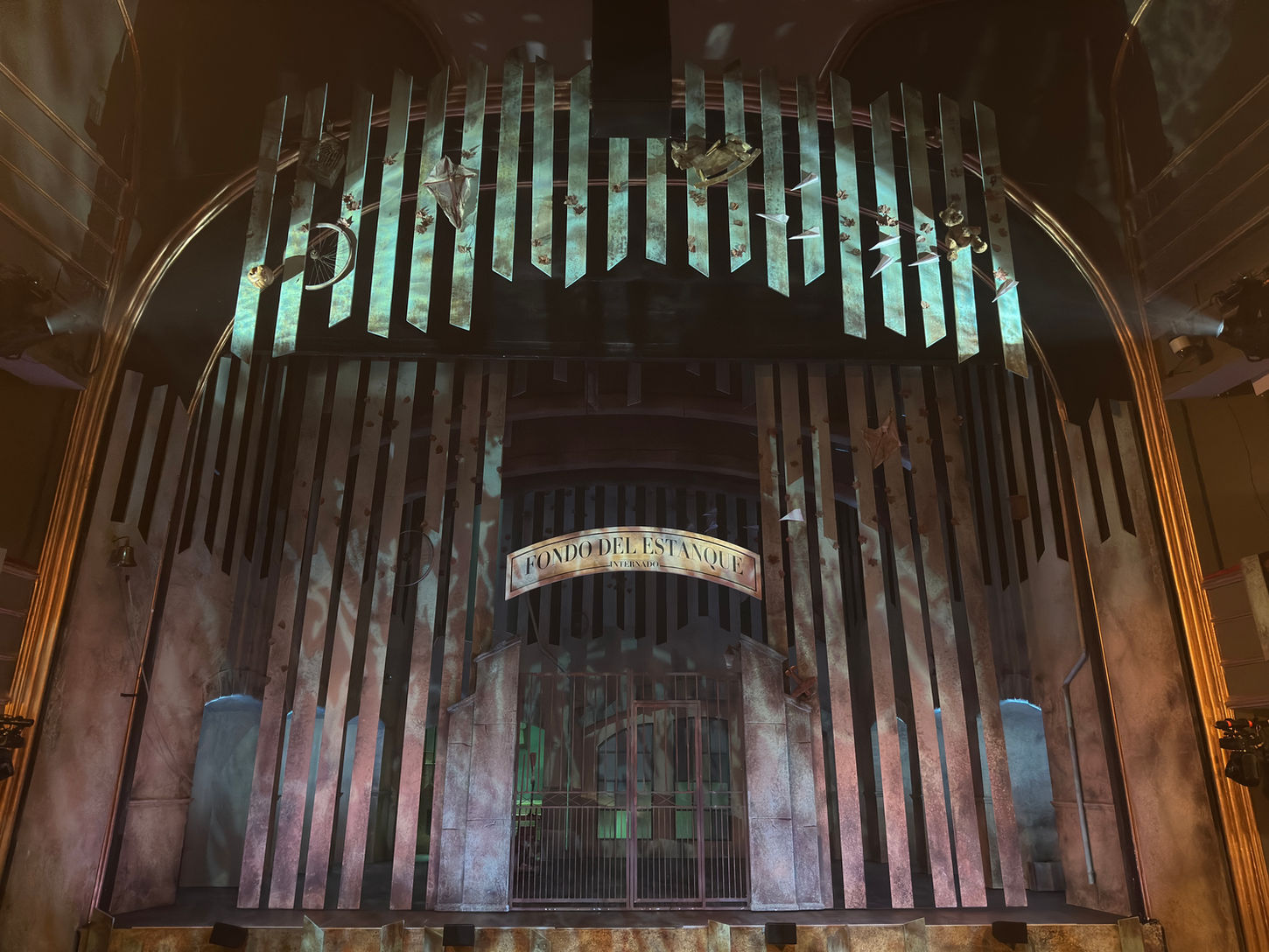 Los Chicos del coro scenography escenografía set design cenit design pizarrostudio Studio Pizarro David musical teatro la latina theatre